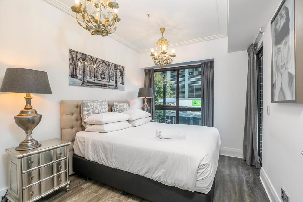 Corporate, Spacious Staycation - Sky Tower Views Auckland Bagian luar foto